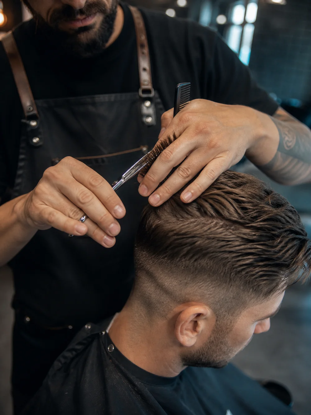 Textur-Schnitt mit Schere und Kamm